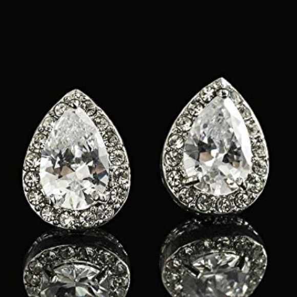 boutique Jewelry - 🆕Cubic Zirconia Teardrop Halo Stud Earrings🆕